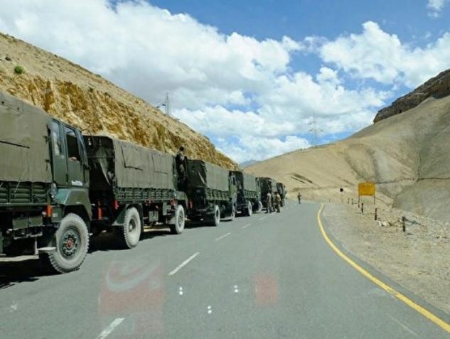 Trung Quốc điều động nhiều xe quân sự, xe tăng đến khu vực biên giới. Ảnh: Epochtimes.