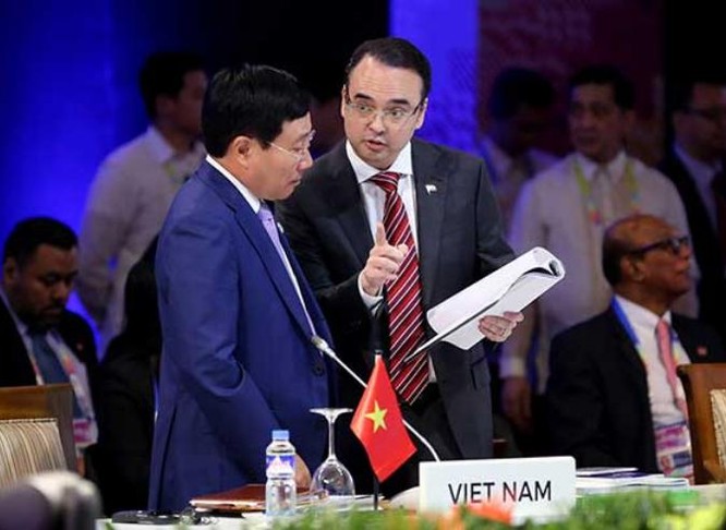 Phó Thủ tướng kiêm Bộ trưởng Ngoại giao Việt Nam Phạm Bình Minh và Ngoại trưởng Philippines Alan Peter Cayetano. Ảnh: Philstar.