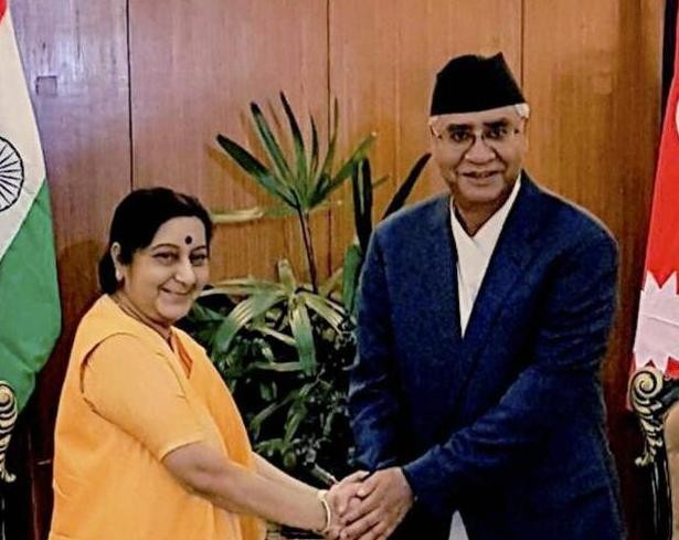 Ngày 10/8/2017, Ngoại trưởng Ấn Độ Sushma Swaraj hội kiến với Thủ tướng Nepal Sher Bahadur Deuba. Ảnh: Hindustan Times.