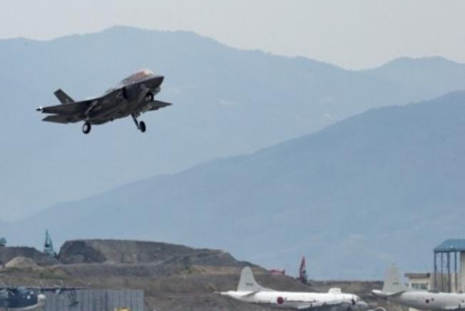 Máy bay chiến đấu tàng hình F-35B cất cánh từ căn cứ Iwakuni, Nhật Bản. Ảnh: Guancha.