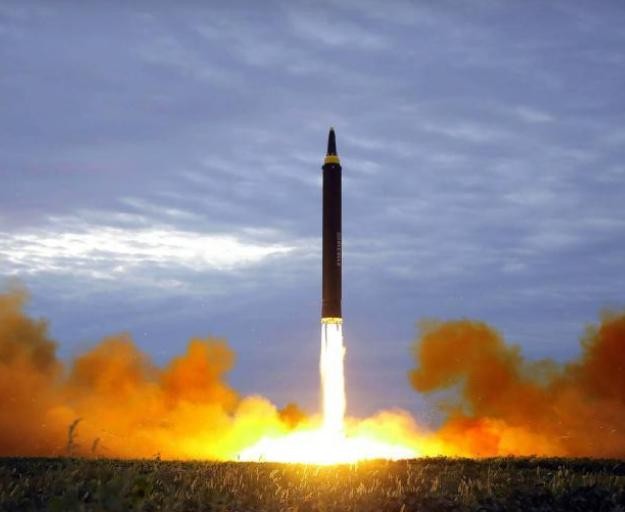 Tên lửa đạn đạo tầm trung Hwasong-12 Triều Tiên. Ảnh: Zaobao/AFP.