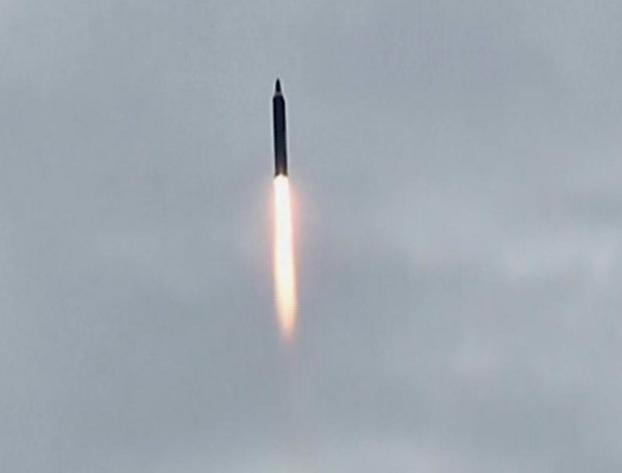 Tên lửa đạn đạo tầm trung Hwasong-12 Triều Tiên. KCNA.