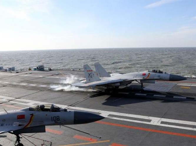 Máy bay chiến đấu J-15 trên tàu sân bay Liêu Ninh, Trung Quốc. Ảnh: Chinatimes.