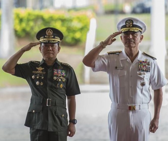 Hồi tuần trước, Tổng tham mưu trưởng Các lực lượng vũ trang Philippines Eduardo Ano đến Hawaii gặp gỡ Đô đốc Harry Harris, Tư lệnh Bộ Tư lệnh Thái Bình Dương, quân đội Mỹ. Ảnh: US Pacific Command.