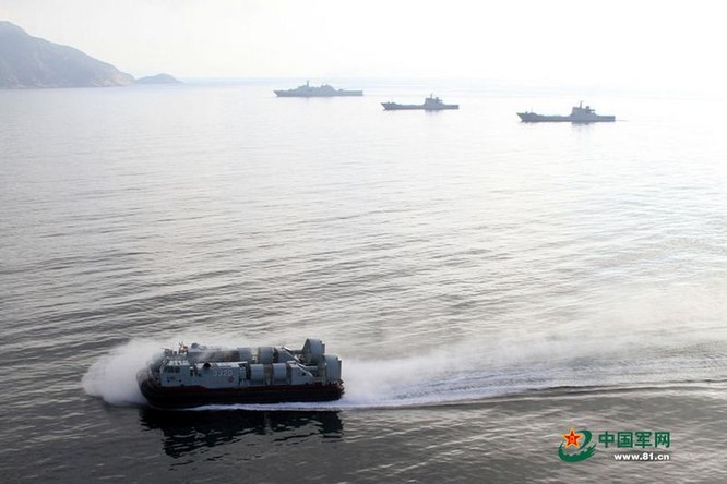 Tháng 8/2014, Hạm đội Nam Hải, Hải quân Trung Quốc tiến hành tập trận đổ bộ quy mô lớn trên Biển Đông.