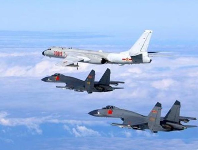 Không quân Trung Quốc tiến hành huấn luyện biển xa ở Tây Thái Bình Dương. Ảnh: Chinanews.