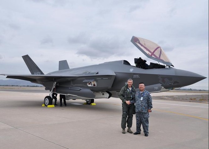 Ngày 29/11/2016, Mỹ bàn giao máy bay chiến đấu tàng hình F-35A cho Nhật Bản tại căn cứ không quân Luke, bang Arizona, Mỹ. Ảnh: Flightglobal.