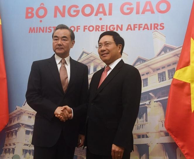 Tháng 11/2017, Ngoại trưởng Trung Quốc Vương Nghị (bên trái) đến thăm Việt Nam. Ảnh: VCG.