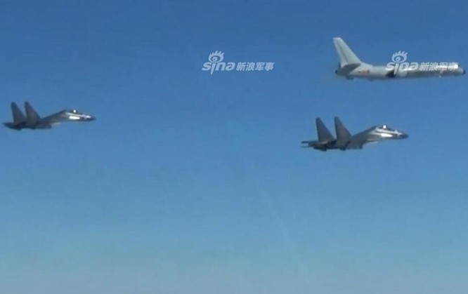 Các máy bay ném bom H-6, máy bay chiến đấu không quân Trung Quốc gần đây liên tiếp bay quanh Đài Loan. Ảnh: Sina.