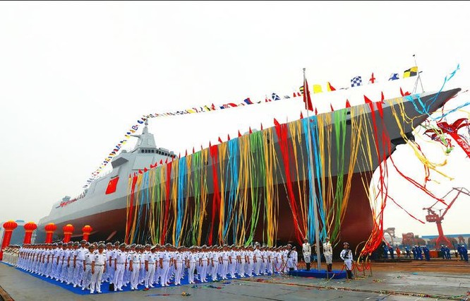 Tàu khu trục Type 055 đầu tiên của Trung Quốc hạ thủy ngày 28/6/2017. Ảnh: Sina