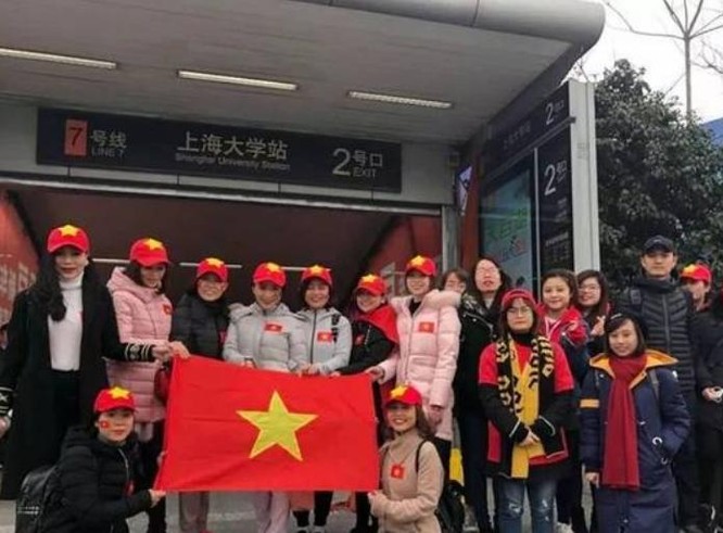 Lưu học sinh Việt Nam tại Trung Quốc chưa chịu về nước, ở lại cổ vũ cho đội tuyển U23 Việt Nam. Ảnh: Sohu.