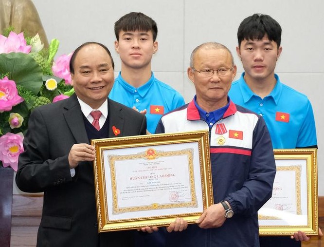 Thủ tướng Nguyễn Xuân Phúc tặng huân chương lao động hạng 3 cho huấn luyện viên Park Hang-seo.