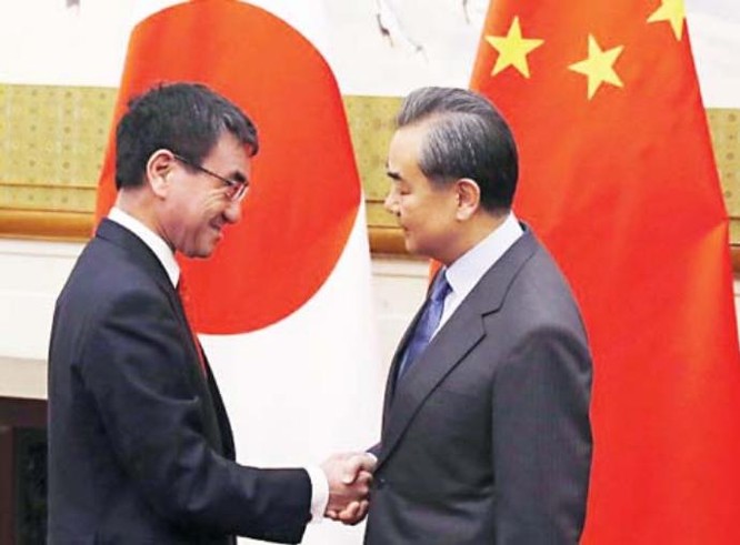 Ngoại trưởng Nhật Bản Taro Kono và Ngoại trưởng Trung Quốc Vương Nghị tiến hành hội đàm ngày 28/1/2018. Ảnh: AP.