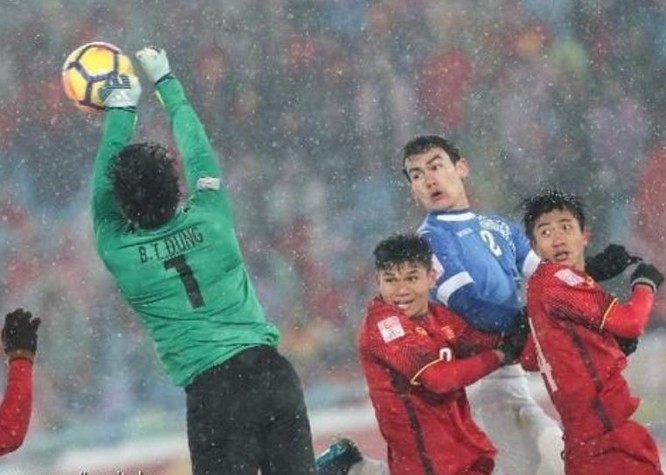 Thủ môn Bùi Tiến Dũng của U23 Việt Nam trong trận chung kết với U23 Uzbekistan. Ảnh: Hupu