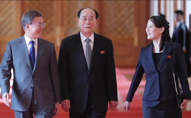 Tổng thống Hàn Quốc Moon Jae-in đón tiếp Chủ tịch Quốc hội Triều Tiên Kim Jong-nam và bà Kim Yo-jong, em gái nhà lãnh đạo Triều Tiên Kim Jong-un. Ảnh: Dwnews.