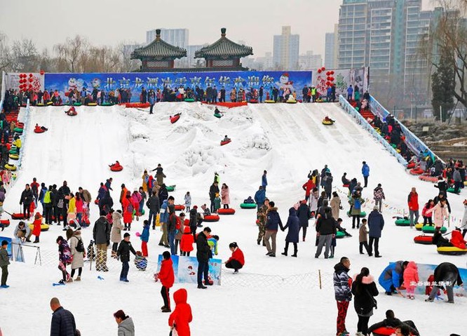 Chơi trượt tuyết ở công viên Long Đàm, Bắc Kinh, Trung Quốc trong ngày Tết. Ảnh: Sohu.