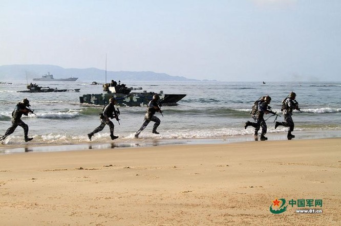Tháng 8/2014, Hạm đội Nam Hải, Hải quân Trung Quốc tiến hành tập trận đổ bộ quy mô lớn trên Biển Đông. Ảnh: 81.cn.