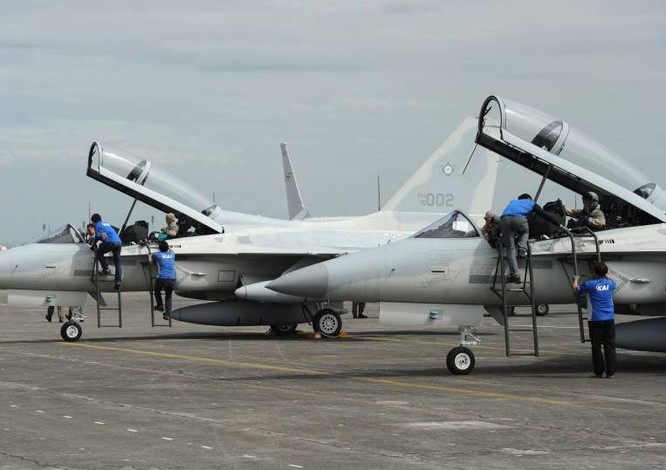 Biển Đông căng thẳng: Philippines hối hả mua máy bay, tàu chiến ảnh 1