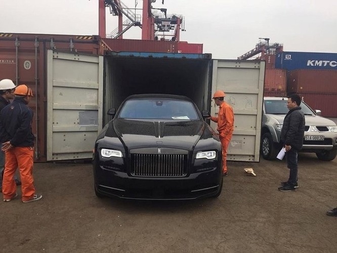 Siêu xe Rolls-Royce Wraith Black Badge bất ngờ có mặt tại Việt Nam - Ảnh 1