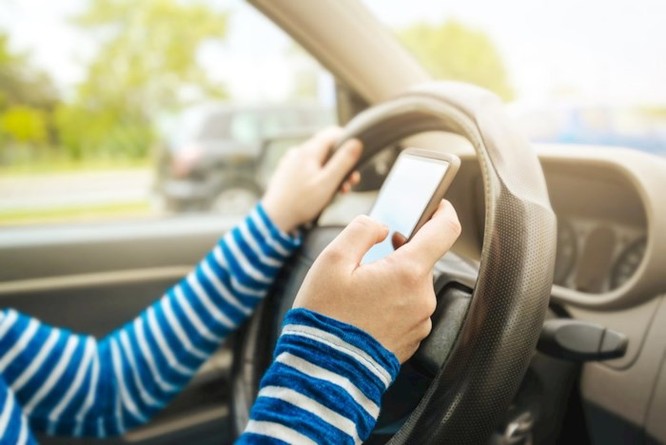 Pháp cấm sử dụng smartphone trên xe hơi ngay cả khi đậu lại - Ảnh 1