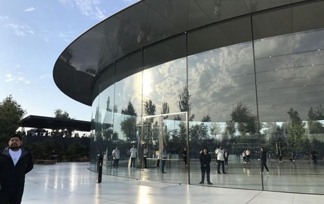 Nhân viên tại trụ sở mới của Apple liên tục 'lao đầu' vào kính - Ảnh 1