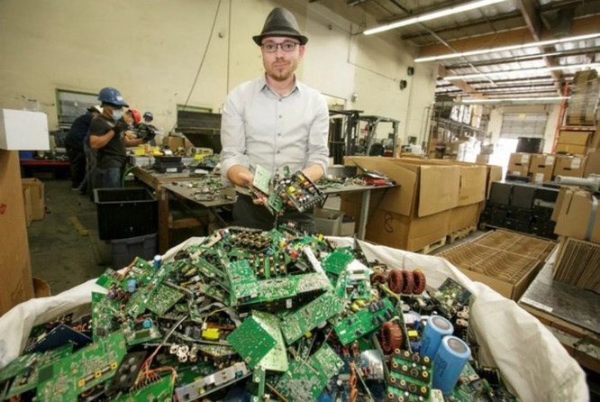 Anh chàng tái chế rác điện tử thành 28 ngàn chiếc đĩa cài Windows có nguy cơ bị ngồi tù - Ảnh 1