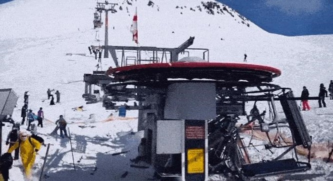 [Video] Hãi hùng cảnh cáp treo trượt tuyết đảo chiều, hất tung hàng chục người tại Mỹ - Ảnh 1