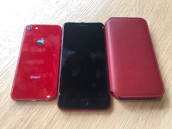 Đây là iPhone 8 Product RED: rất đẹp, rất dễ bám vân tay ảnh 4