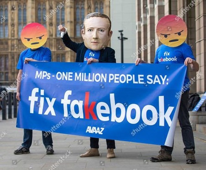 Hàng loạt người biểu tình đeo mặt nạ Zuckerberg và áo phông 'Fix Fakebook' tại Anh ảnh 2
