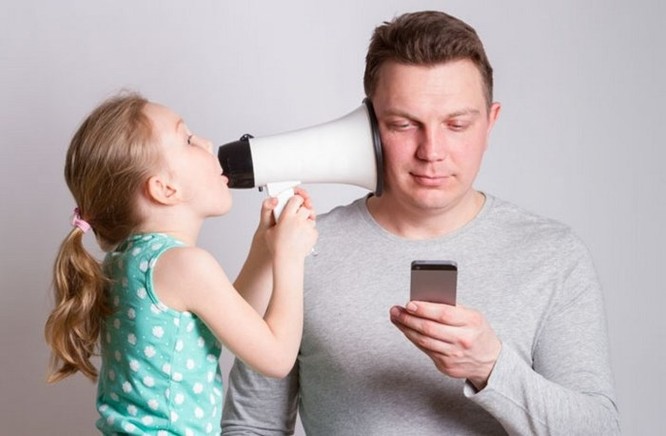 Nghiên cứu: smartphone khiến các phụ huynh ít quan tâm hơn tới con cái ảnh 1