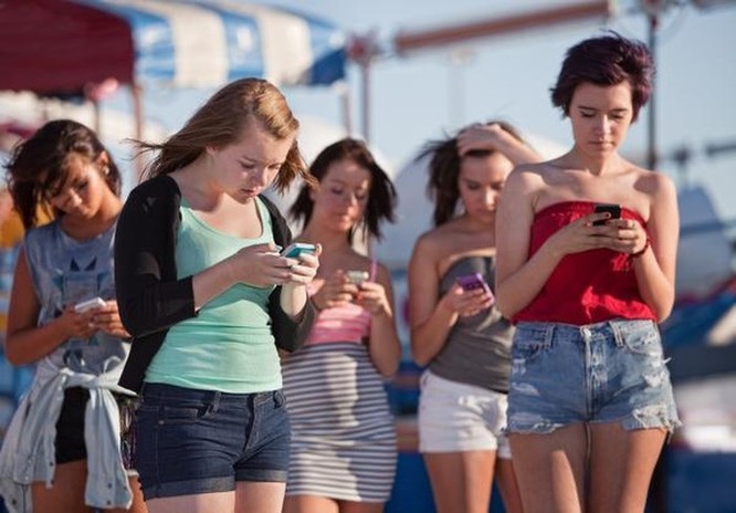 Sử dụng smartphone nhiều, trẻ sẽ bị những bệnh gì? ảnh 1