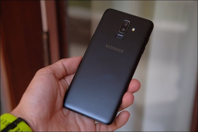 Mở hộp Samsung Galaxy J8 2018, camera kép xóa phông, màn hình tràn viền, giá 7,29 triệu đồng ảnh 11