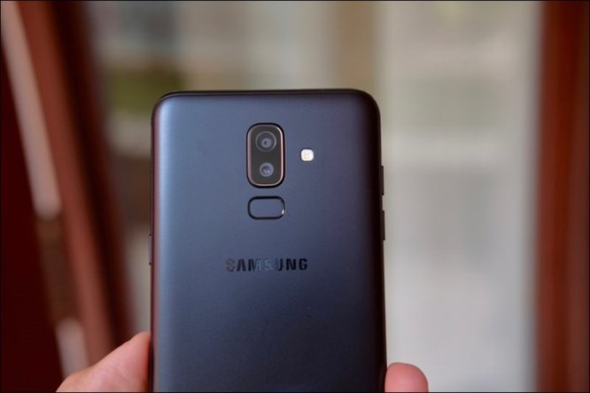 Mở hộp Samsung Galaxy J8 2018, camera kép xóa phông, màn hình tràn viền, giá 7,29 triệu đồng ảnh 2