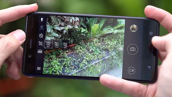 Những flagship từ năm 2017 vẫn đáng mua ảnh 22