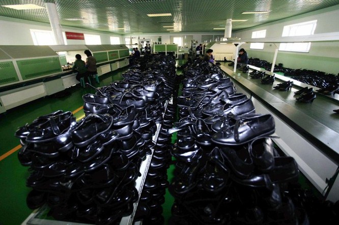 Bên trong nhà máy sản xuất giày của Triều Tiên ảnh 15