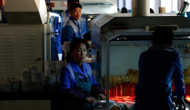 Bên trong nhà máy sản xuất giày của Triều Tiên ảnh 5