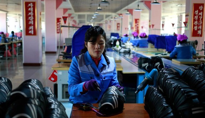 Bên trong nhà máy sản xuất giày của Triều Tiên ảnh 3