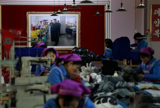 Bên trong nhà máy sản xuất giày của Triều Tiên ảnh 1