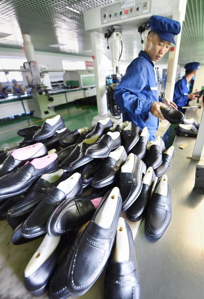 Bên trong nhà máy sản xuất giày của Triều Tiên ảnh 11