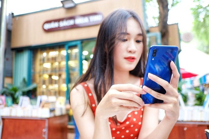 Galaxy M10 - màn hình đẹp, đọc sách, xem phim 'đã' tầm giá 3 triệu ảnh 1