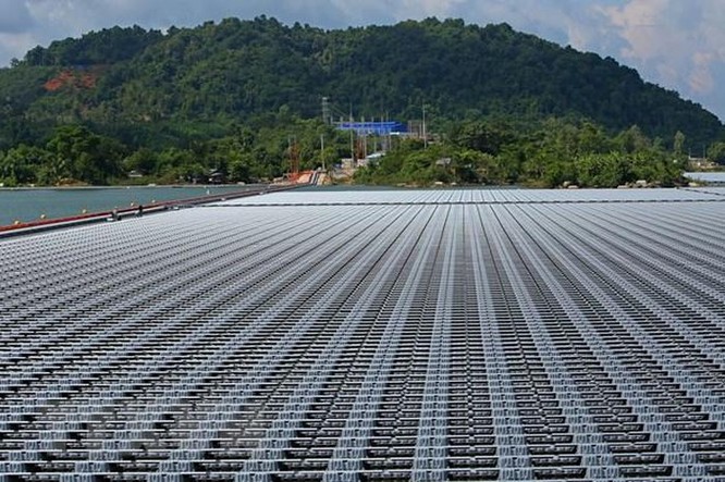 Nhà máy điện Mặt Trời đầu tiên được lắp đặt trên mặt hồ phát điện ảnh 1
