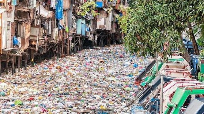Cách giải quyết ô nhiễm rác thải nhựa rất hiệu quả của Philippines: Trả tiền điện tử để người dân thu gom rác! ảnh 1