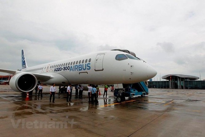 Cận cảnh Airbus 'chào hàng' máy bay A220 loại nhỏ tại Việt Nam ảnh 1