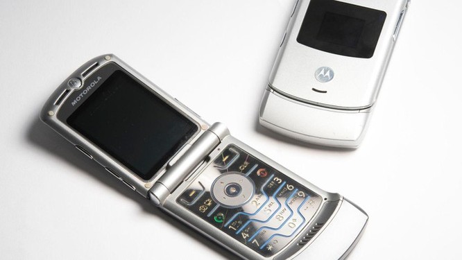 Motorola RAZR 2019 - mẫu smartphone gập vỏ sò đầu tiên sắp ra mắt ảnh 1