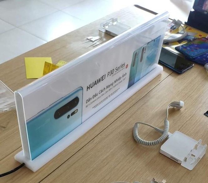 Nhiều cửa hàng tại Việt Nam gỡ bàn trải nghiệm điện thoại Huawei ảnh 1