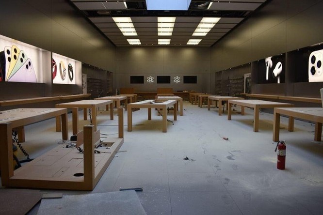 Cơn bão 'hôi của' tàn phá Apple Store và nhiều cửa hàng Mỹ ảnh 1