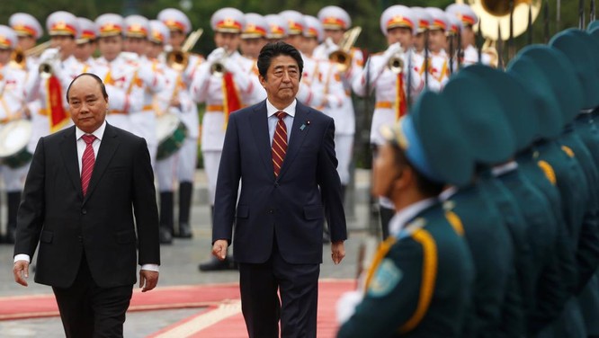 Thủ tướng Nguyễn Xuân Phúc và Thủ tướng Nhật Bản Shinzo Abe duyệt đội danh dự trong chuyến thăm Việt Nam vừa qua