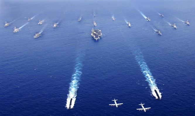 Cụm tác chiến tàu sân bay Mỹ dàn đội hình trên biển