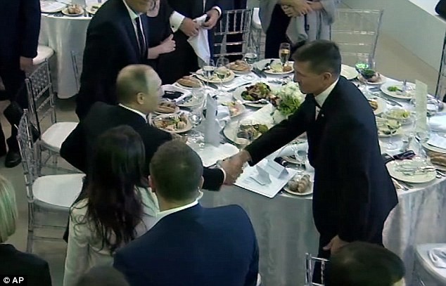 Tổng thống Nga Putin bắt tay ông Flynn trong buổi tiệc 2015