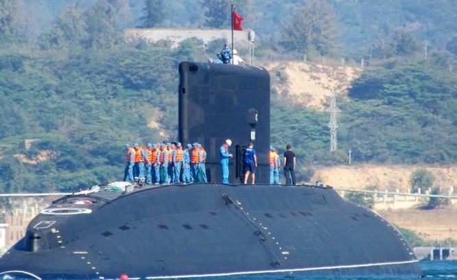 Tàu ngầm Kilo của hải quân Việt Nam trên vịnh Cam Ranh